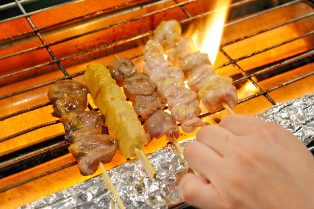 焼き鳥を焼くイメージ